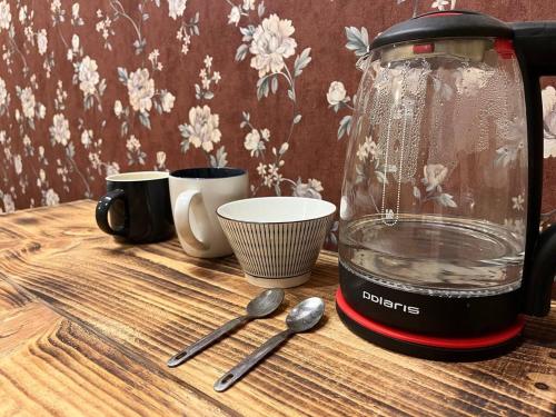 Příslušenství pro přípravu čaje a kávy v ubytování Warm and Cozy Room at Boudha Stupa