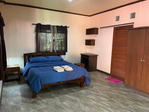 een slaapkamer met een bed met twee handdoeken erop bij Stay here at pai in Pai