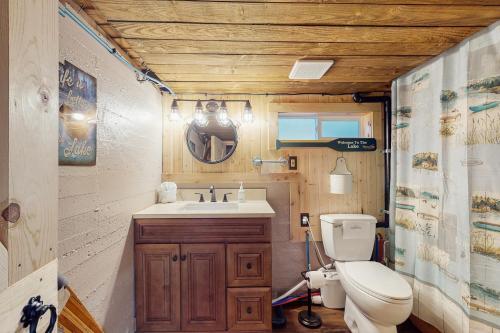 Un baño pequeño con inodoro y lavabo. en Cle Elum Lake Escape, en Driftwood Acres