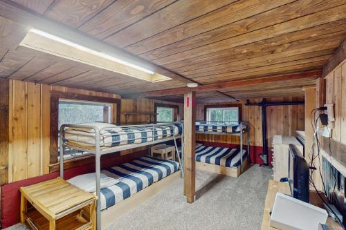 1 dormitorio con 3 literas en una cabaña en Cle Elum Lake Escape, en Driftwood Acres