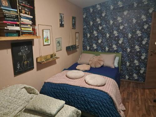 un dormitorio con una cama con dos almohadas. en ART ROOM in Rose resort, en Liubliana