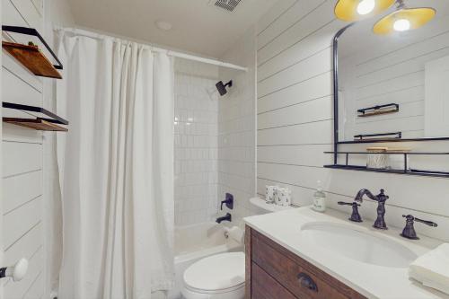 Un baño blanco con inodoro y lavabo. en Tempe Comfort Haven, en Tempe