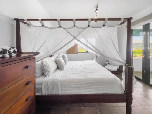 Ένα ή περισσότερα κρεβάτια σε δωμάτιο στο Sunny Rio Mar Escape With Balcony Beach n Pool