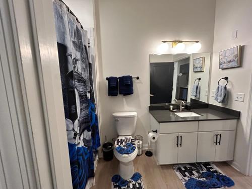 Ένα μπάνιο στο Prime Location mins from downtown with garage parking