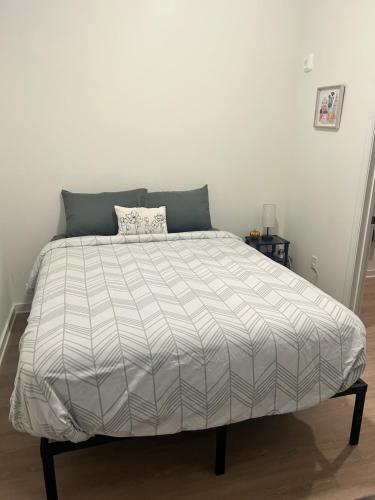 Ένα ή περισσότερα κρεβάτια σε δωμάτιο στο Prime Location mins from downtown with garage parking