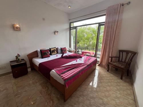 康提Kandy IVY Banks Holiday Resort的一间卧室，配有一张大床和一扇窗户。