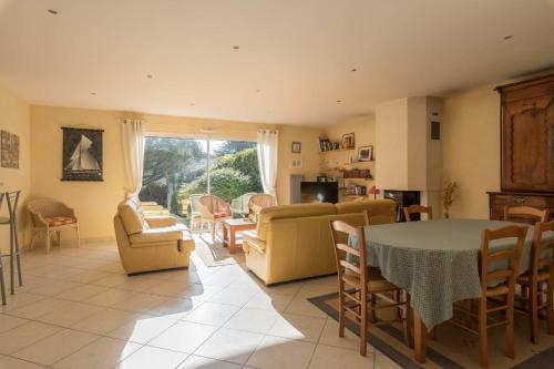 un salon avec une table et des chaises dans l'établissement Lenerie - 800m plage - Wifi - Parking, à Préfailles