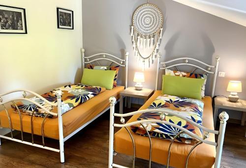 zwei Betten in einem Zimmer mit zwei Lampen in der Unterkunft Gîte Bijou - Les Petites Écuries in Marseillette