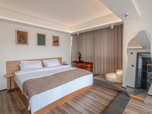 Ένα ή περισσότερα κρεβάτια σε δωμάτιο στο Guilin Reed Flute Cave LaVie Villa