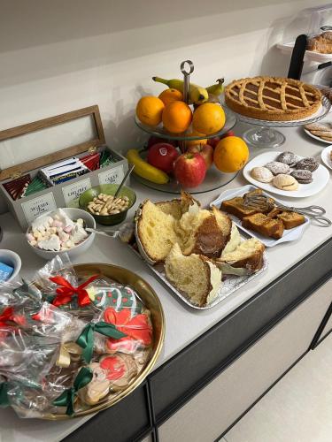 um bufê com muitos tipos diferentes de comida em uma mesa em B&B Toci em Volla