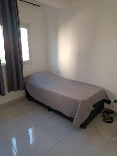 a small bedroom with a bed in the corner at Monoambiente centrico in Santiago del Estero