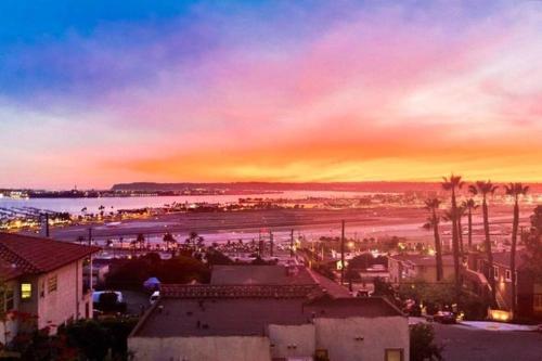 - un coucher de soleil sur une ville avec une plage et l'océan dans l'établissement Best Value in SD $1M Views; Great Location; WD, à San Diego