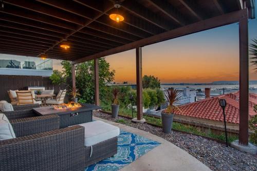 d'une terrasse avec un canapé et un foyer extérieur. dans l'établissement Best Value in SD $1M Views; Great Location; WD, à San Diego