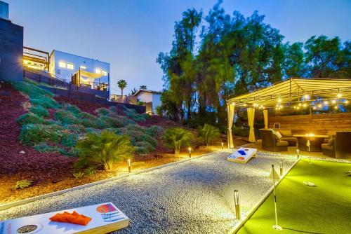 une maison avec un patio et une maison avec des lumières dans l'établissement Lux Escape 2: Views Spa Games Safari Tent Golf, à San Diego