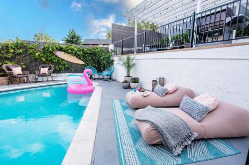 une piscine avec deux flamants roses gonflables assis à côté d'une piscine dans l'établissement NEW Amazing Paradiso Urbano – POOL;SPA;GAMEROOM, à San Diego