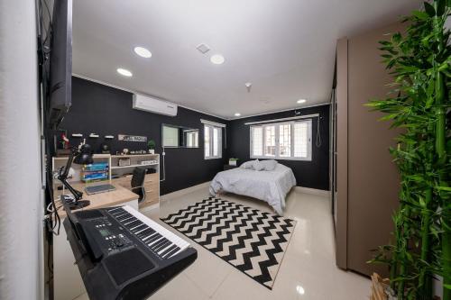 een kamer met een toetsenbord en een kamer met een slaapkamer bij Villa Laura, Central Spacious Oasis with Private Pool in Willemstad
