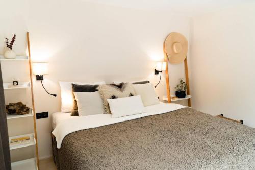 Postel nebo postele na pokoji v ubytování Modern Bungalow in Lush Garden - Aroeira