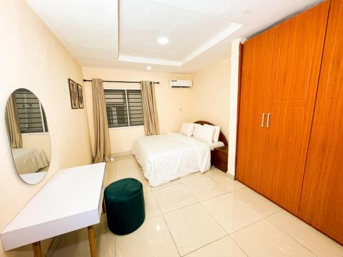 Un dormitorio con una cama blanca y un armario de madera. en The Yellow Throw House, en Maryland