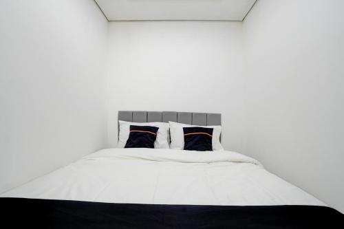 Giường trong phòng chung tại Hotel O Kemayoran Guest House