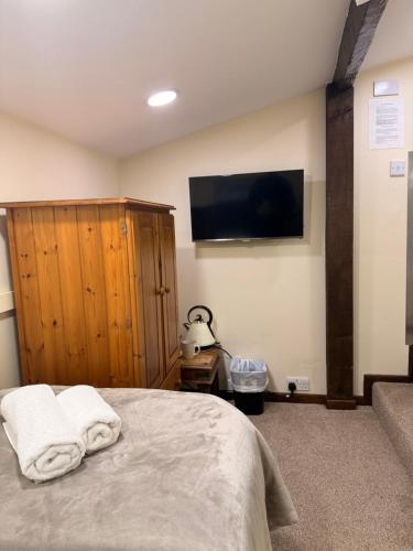 Televisyen dan/atau pusat hiburan di The Ormonde Guesthouse