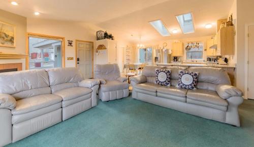 Posezení v ubytování Elk Forest Escape - Economy Family Abode