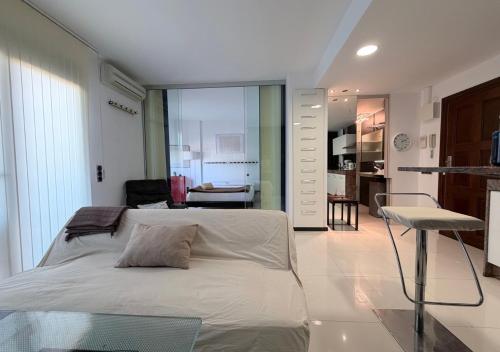 um quarto com uma cama e uma mesa em Bonito Apartamento en Moraira a 5 min de la Playa em Moraira