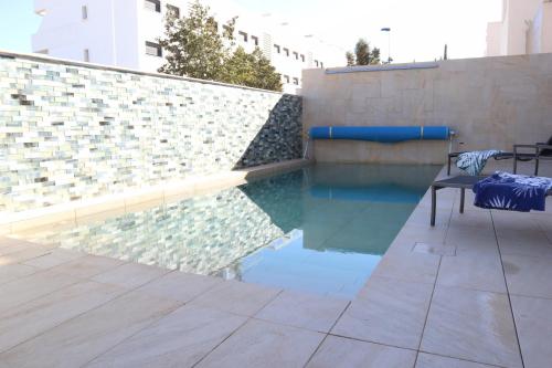 Bazén v ubytování Guardamar Sea View Villa nebo v jeho okolí