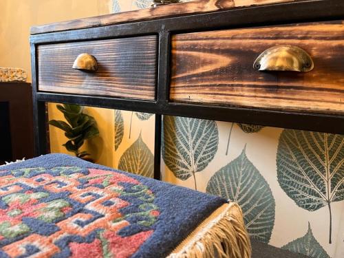 En eller flere senge i et værelse på Quite Forest room in front of Boudha