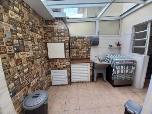 ein Badezimmer mit Waschbecken und Spiegel in der Unterkunft Sobrado aconchegante com Piscina Ar Condicionado 3 quartos a 150 metros do mar no Brejatuba in Guaratuba