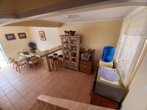 eine Luftaufnahme einer Küche und eines Wohnzimmers mit einem Tisch in der Unterkunft Sobrado aconchegante com Piscina Ar Condicionado 3 quartos a 150 metros do mar no Brejatuba in Guaratuba