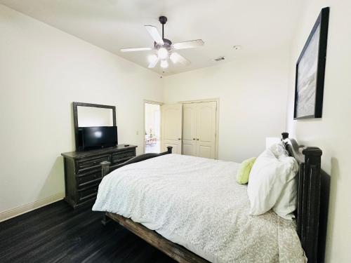 ein Schlafzimmer mit einem Bett und einem Flachbildfernseher in der Unterkunft Chateau 4 in Hammond