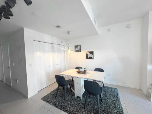 Et opholdsområde på Modern Studio in Downtown Doral