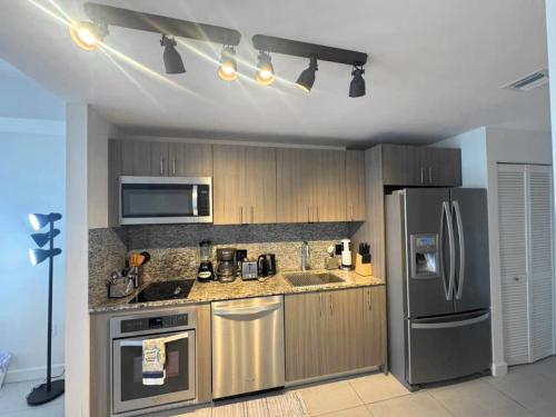 Køkken eller tekøkken på Modern Studio in Downtown Doral