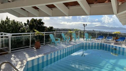 Swimmingpoolen hos eller tæt på villa NYL