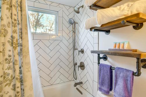 Ένα μπάνιο στο 1 Mi to Ferry and Beach Waterfront Hyannis Home!