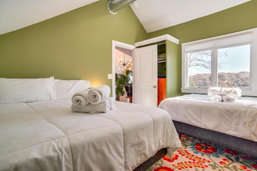 Ένα ή περισσότερα κρεβάτια σε δωμάτιο στο 1 Mi to Ferry and Beach Waterfront Hyannis Home!