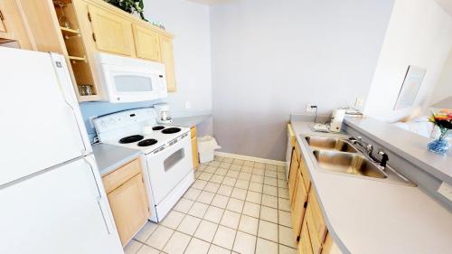 Η κουζίνα ή μικρή κουζίνα στο River Creek 2 Unit 1006