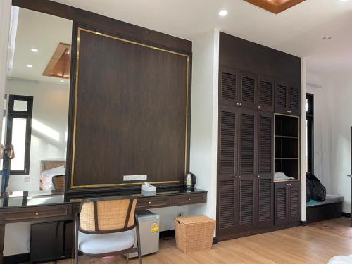 Ban Doi YaoChevana Resort的客房设有书桌和大衣柜。