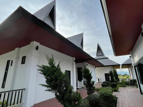 Ban Doi YaoChevana Resort的一座尖顶建筑，带庭院
