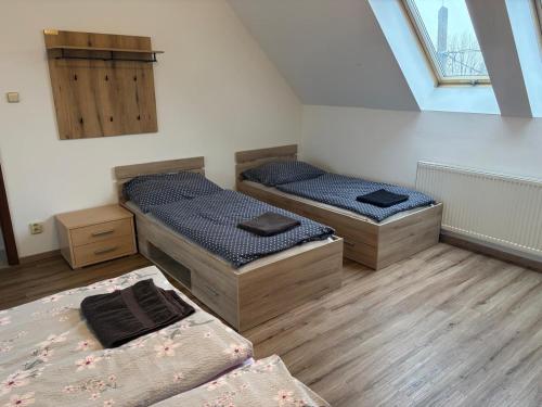 Ένα ή περισσότερα κρεβάτια σε δωμάτιο στο Podkrovní apartmán se společným bazénem