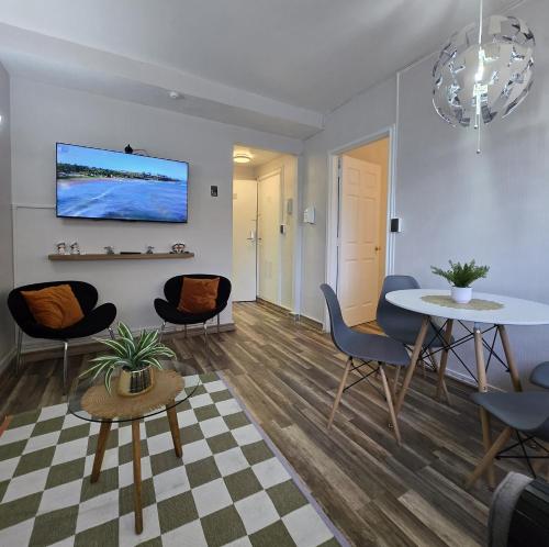 TV a/nebo společenská místnost v ubytování Departamento primera línea frente al casino.