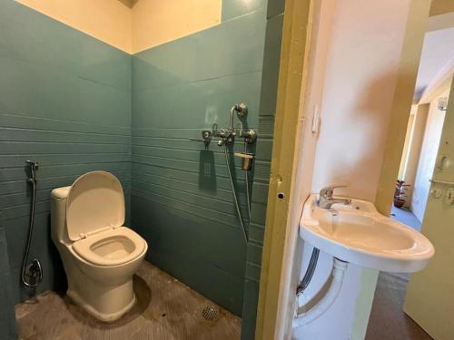 un baño con inodoro y lavabo en Spacious Traditional Room with Boudha Stupa View, en Katmandú