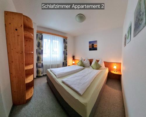 een slaapkamer met een bed in een kamer bij Appartement Schuller in Wagrain