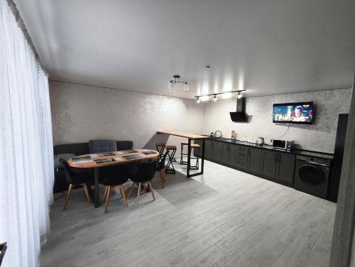 Котедж у Русина في Pilipets: غرفة معيشة بها طاولة ومطبخ