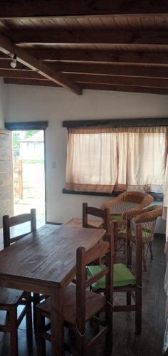 图伊海La casita de mar del tuyu的配有木桌椅的餐厅