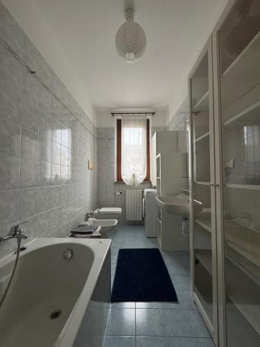 a bathroom with two toilets and a bath tub at Piccola Oasi in Pantigliate