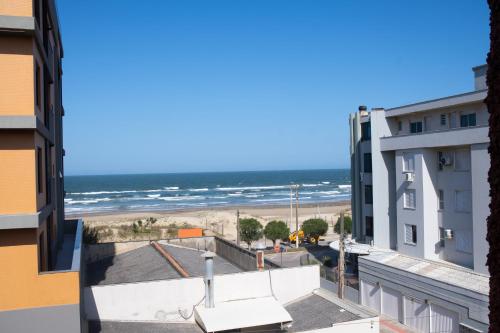 ラグーナにあるAtlântico Sul Renascença Hotelのビーチの景色を望むバルコニーが備わる客室です。