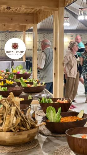 Gestir sem dvelja á Royall camp