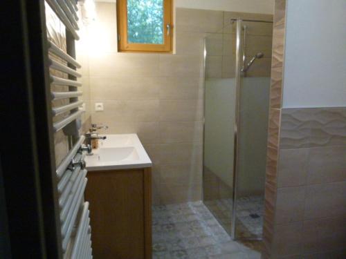 Koupelna v ubytování Domaine Agricole de Labarthe