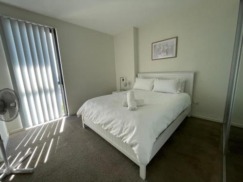 Postel nebo postele na pokoji v ubytování Modern 2 bedroom & 2 bathroom apartment with stunning Sydney CBD & Skyline Views!